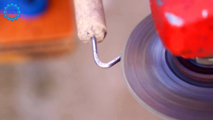 загибается в крюк и его шляпка отрезается