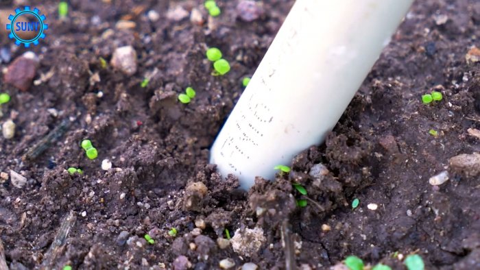 углубить наконечник этого инструмента в землю