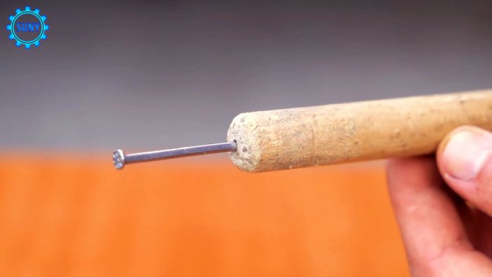 В торец длинного черенка забивается гвоздь