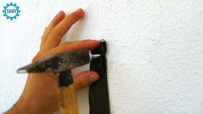 закрепить к стене 2 петли из стропы