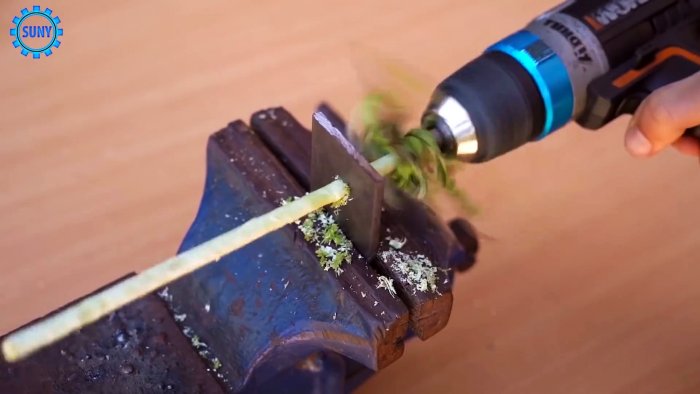 Полученный инструмент зажимается в тисках