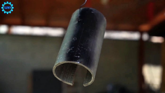 вдоль вырезается полоса равная ширине рукояти шуруповерта