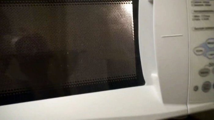 Миску с водой кладем в микроволновую печь