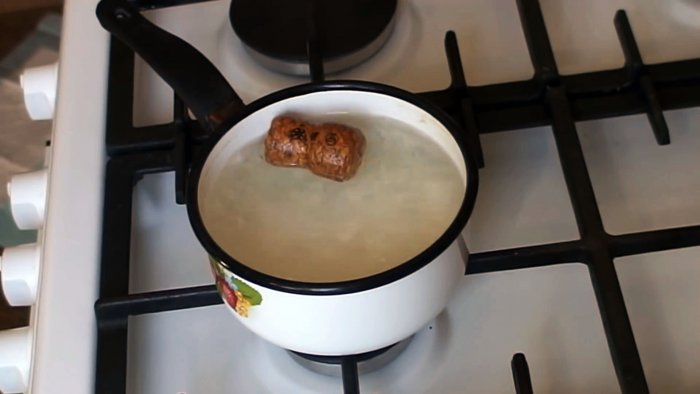 Пробка бросается в кипящую кастрюлю