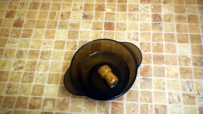 пробку от шампанского кладем в миску с водой