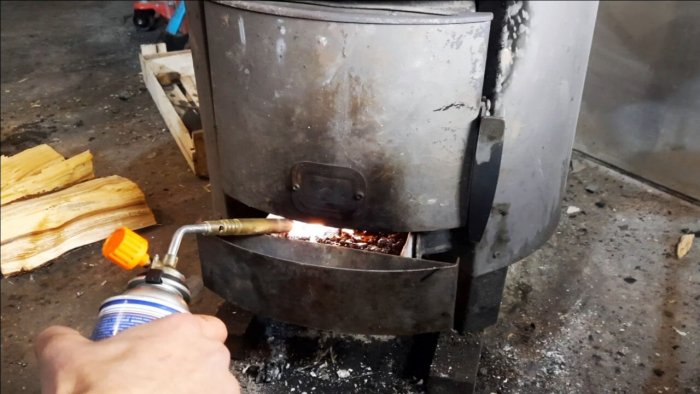 Для растопки печки нужно разжечь золу с отработкой используя газовую горелку