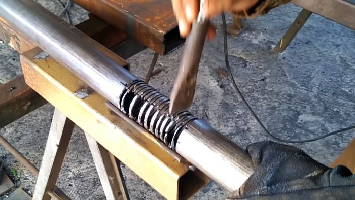 Оставшиеся от них боковые части следует вдавить внутрь трубы