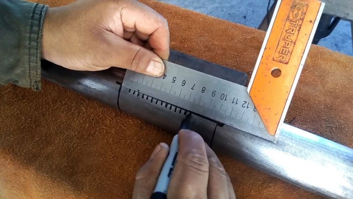 Вдоль линий нужно поставить поперечные риски