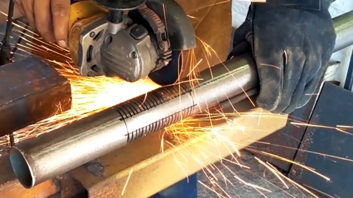 По каждой окружности делается рез болгаркой