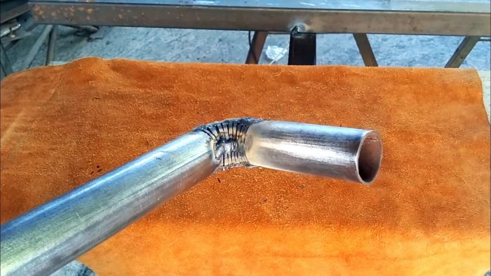 накладывается несколько продольных сварочных швов