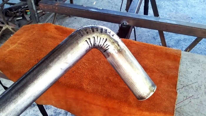 Необычный способ сделать идеальный изгиб круглой трубы под прямым углом без трубогиба