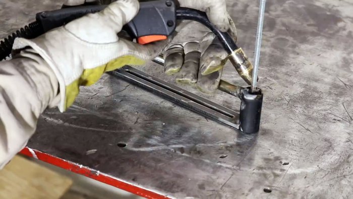 вварить в верхнюю часть широкой трубки центрирующую сверло втулку