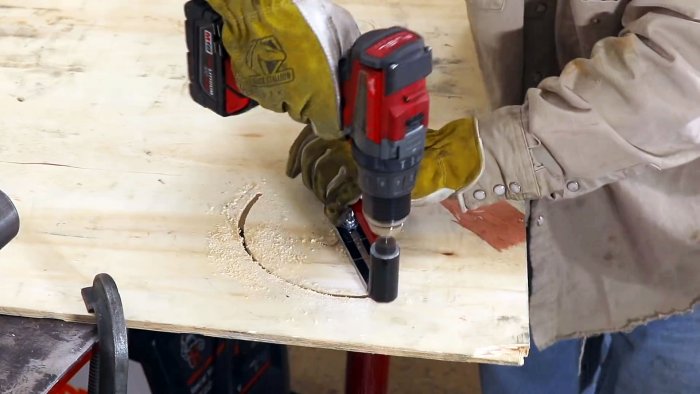 Фрезеруем отверстие в фанере