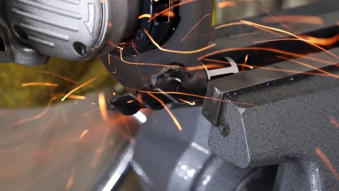 Отрезаем хвостовик сверла