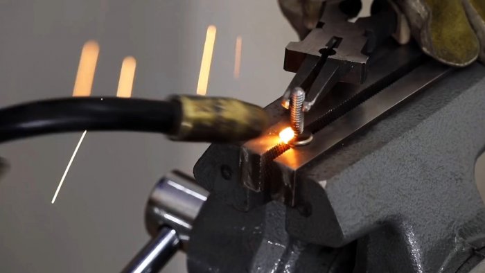 необходимо сварить шляпками друг к другу 2 болта