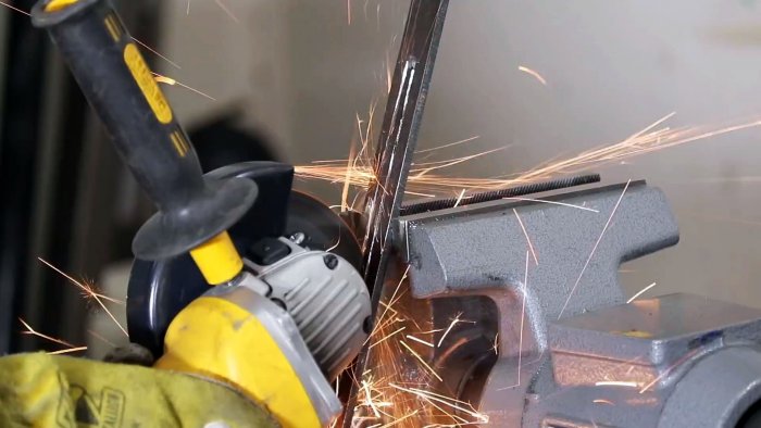 Делаем вырез в стальной полосе