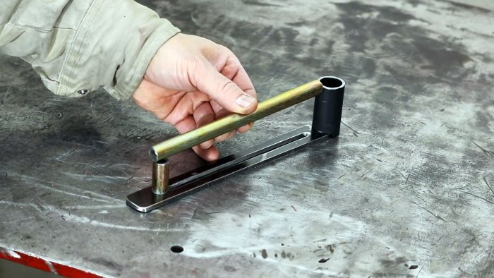 Стальная полоса с отрезками труб