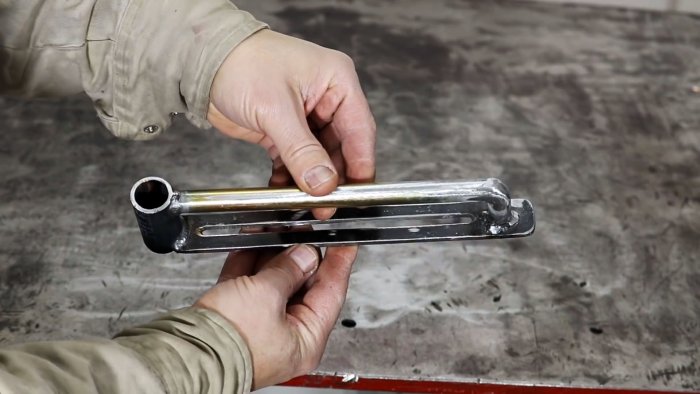 К сточенному края полосы приваривается отрезок трубы