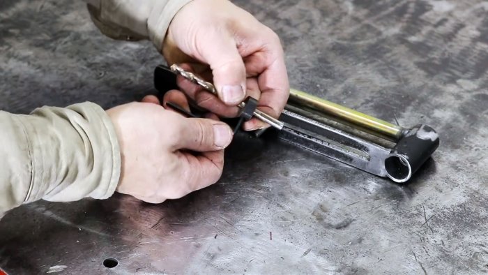 во втулку устанавливается обычное сверло