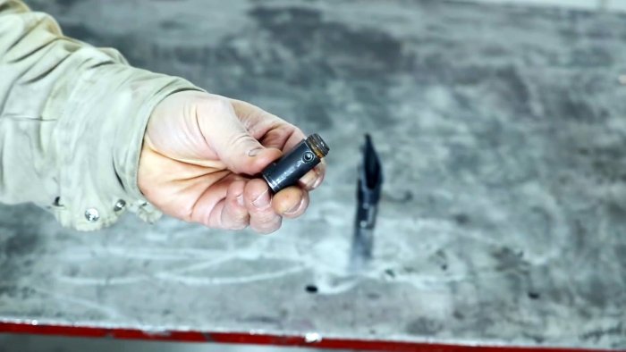 Также требуется вырезать кольцо с зажимом из еще одного хвостовика, для изготовления ограничителя