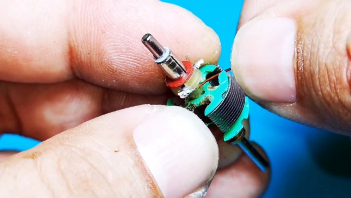 Припаиваем провод к коллектору мотора