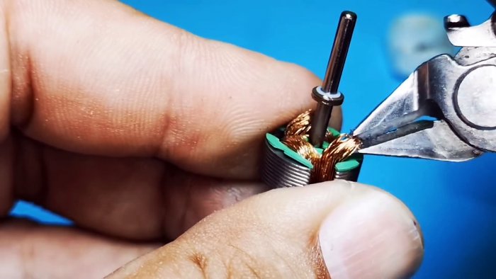 Кусачками удаляем обмотки ротора