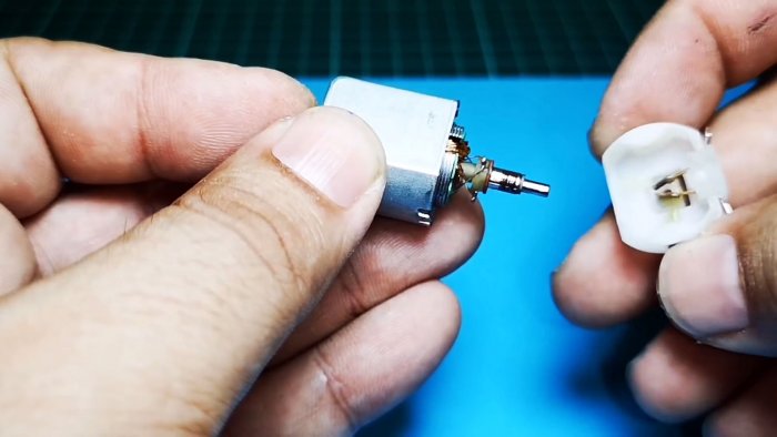 вынимаем щетки коллектора