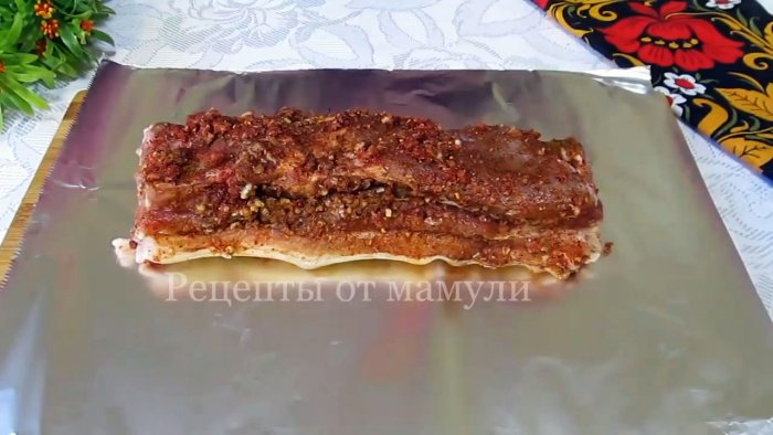 Длинные полоски сала посыпаются специями