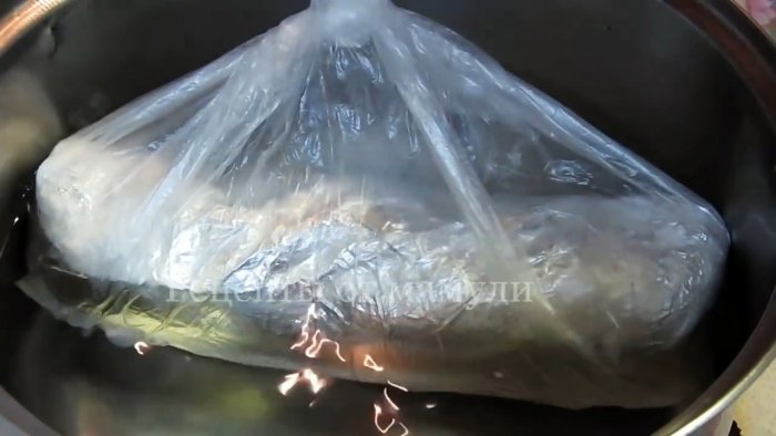 Сало варится на слабом огне в пакете