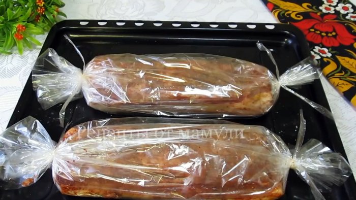 Каждый кусок отдельно укладывается в рукав для запекания и завязывается