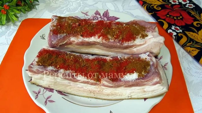 Посыпаем грудинку специями