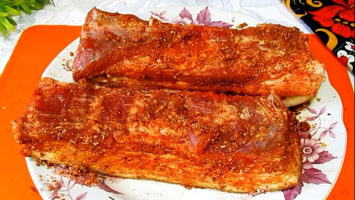 Куски натираются приправами со всех сторон