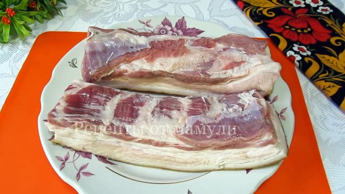 Вымытая и просушенная грудинка режется на длинные полоски