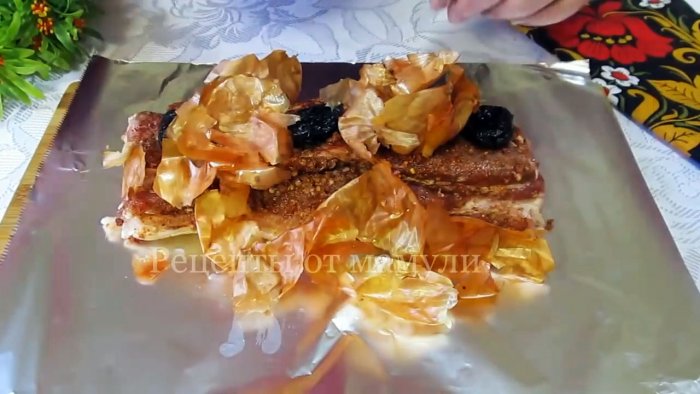 Сало укладывается на фольгу