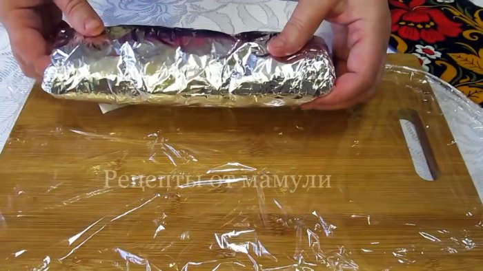 Кусочки заматываются фольгой в несколько слоев
