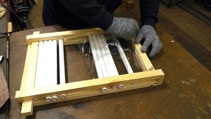 лист заводится поочередно между трубками