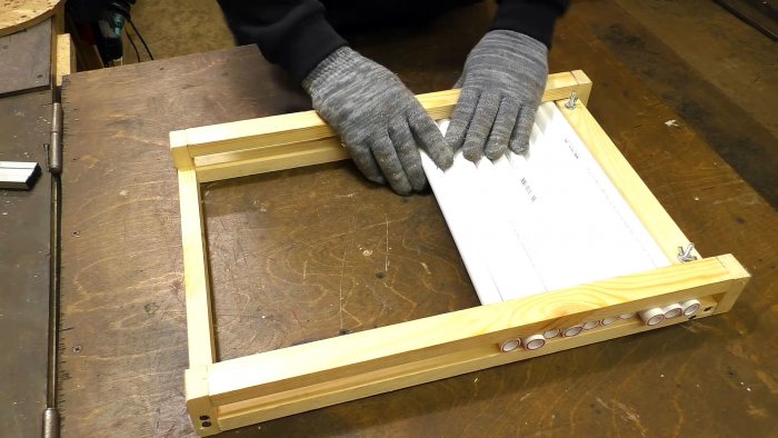 Они вставляются в станину станка между рамок