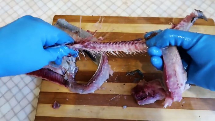 Хребет селедки легко выдирается вместе с костями