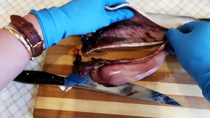 Селедке вспарываем брюшко и потрошим