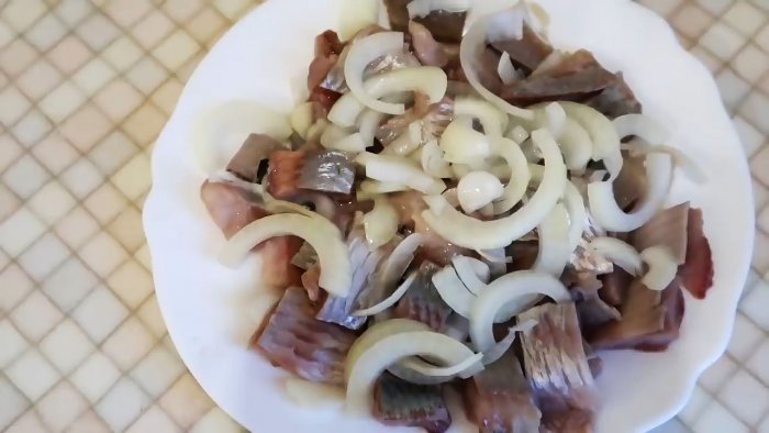 Салат из филе селедки