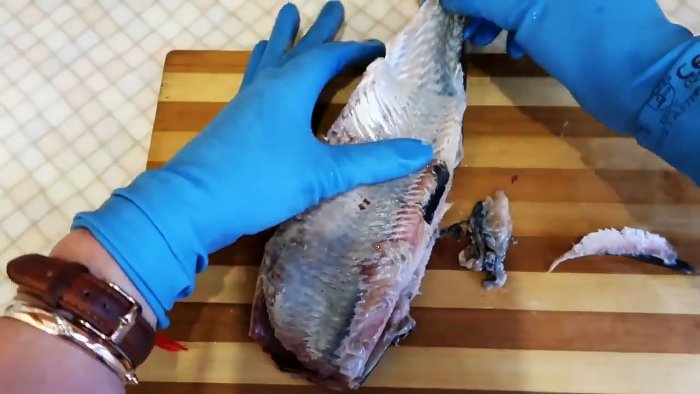 Снимаем шкуру с селедки