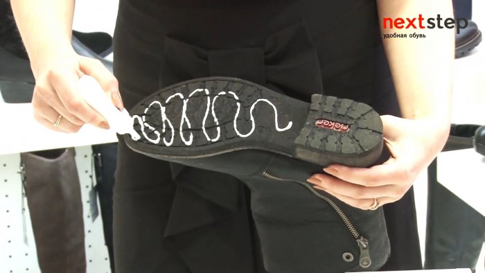 Нанесите клей на подошву