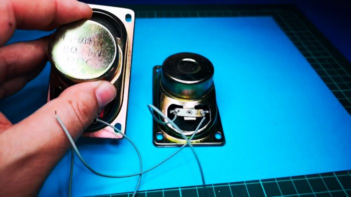 Припаиваем провода к динамикам