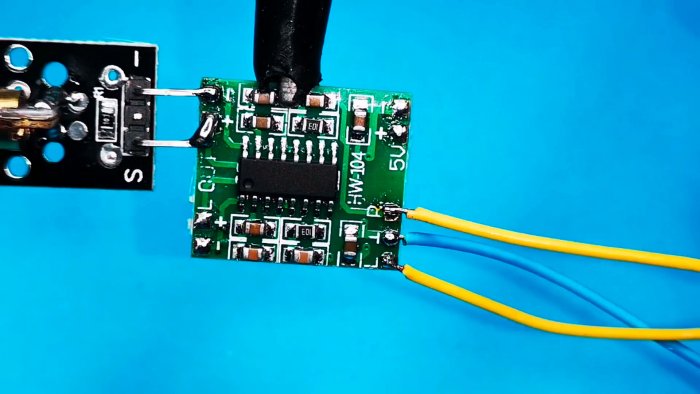 Припаиваем на вход усилителя