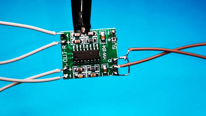 Припаиваем провода от динамиков к усилителю