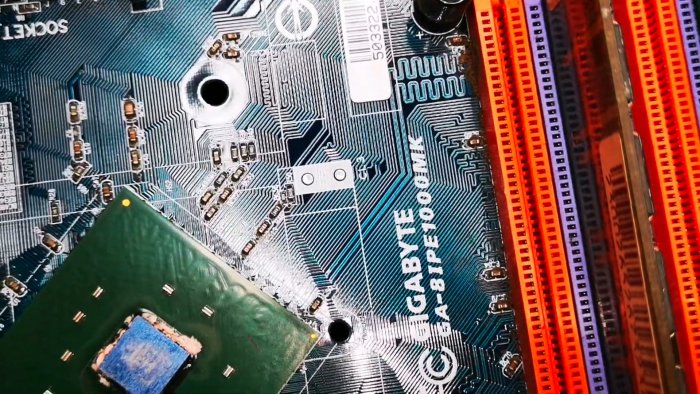 можно увидеть печатные проводники идущие парами параллельно