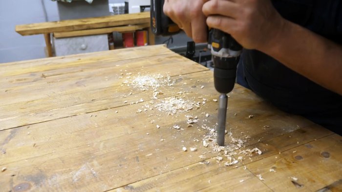 Для установки тисков требуется просверлить столешницу в трех местах