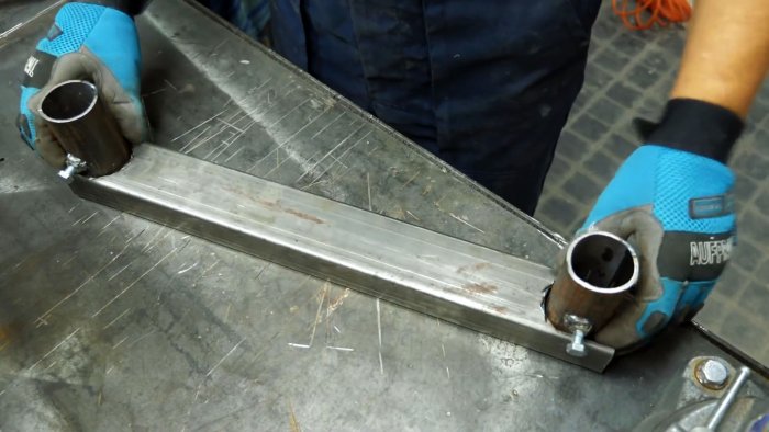 Затем держатели привариваются к торцам профильной трубы