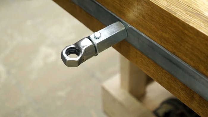 Сам вороток представляет собой сваренные две гайки с вставленным прутом