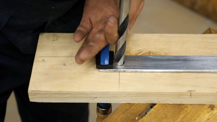 Сверлим отверстия по накладке